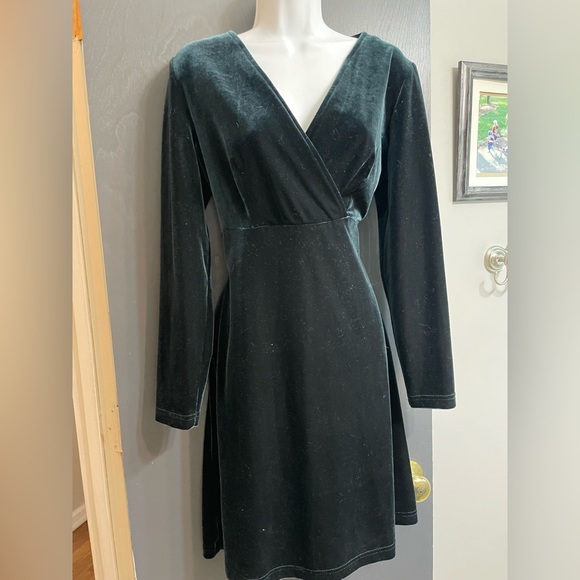 Velvet green A line dress - Picture 2 of 3